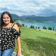 Spanisch-Tutorin, die Kinder und Erwachsene mit Spaß unterrichtet.